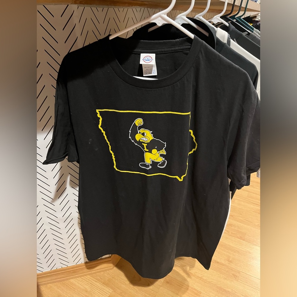 Men’s extra large FanPrint Iowa Hawkeyes tee
